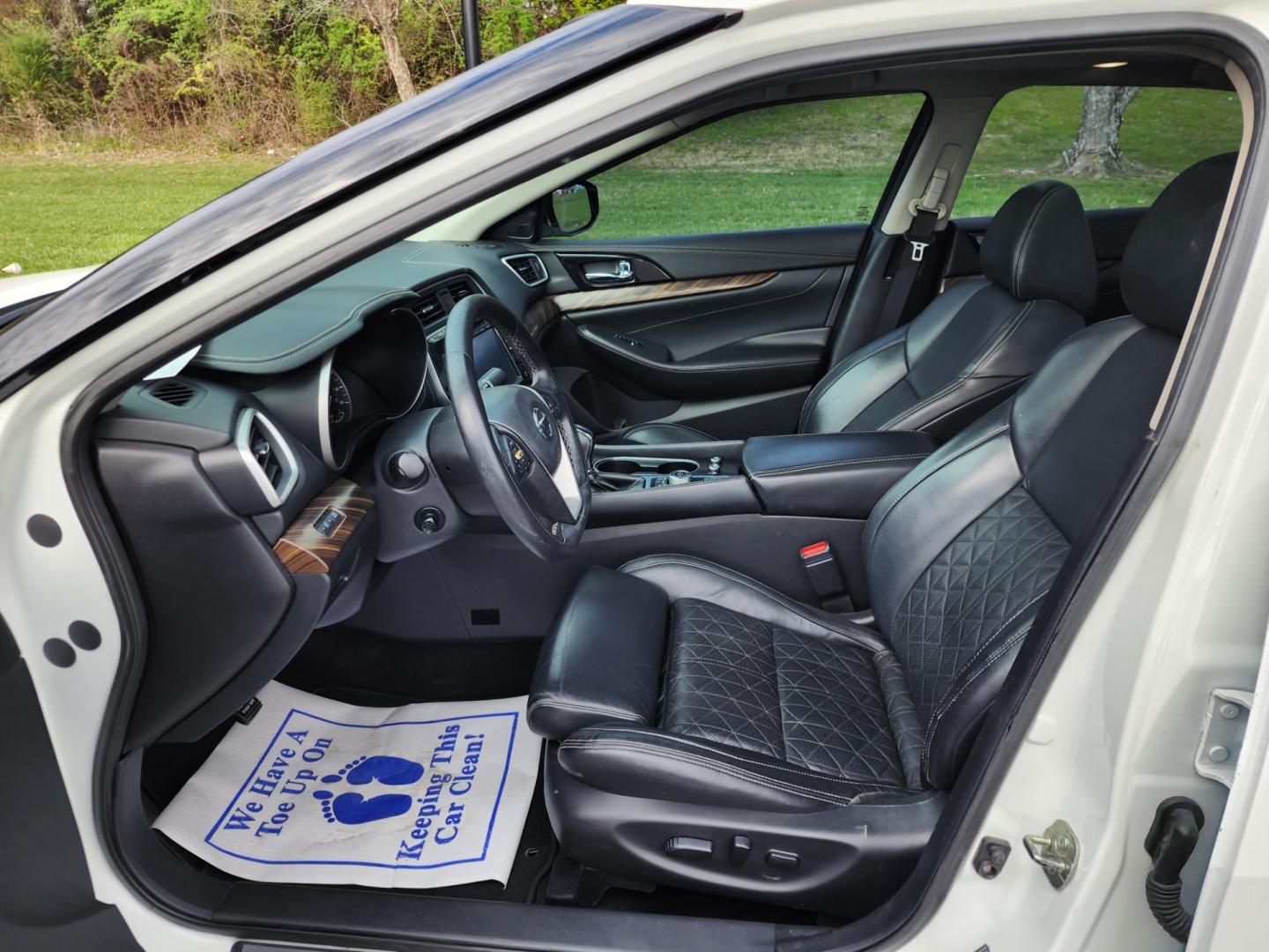 2016 WHITE /Black Nissan Maxima 3.5 Platinum (1N4AA6AP9GC) with an 3.5L V6 DOHC 24V engine, Continuously Variable Transmission transmission, located at 1221 Madison St., Shelbyville, TN, 37160, (931) 680-9439, 0.000000, 0.000000 - Photo#5